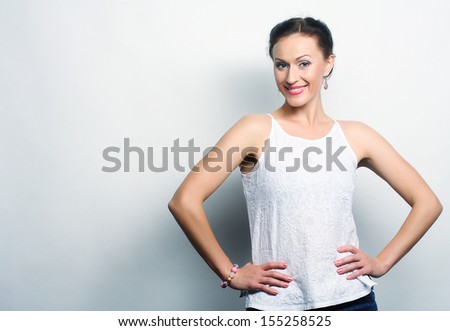 brunette woman casual portrait in positive view, big smile