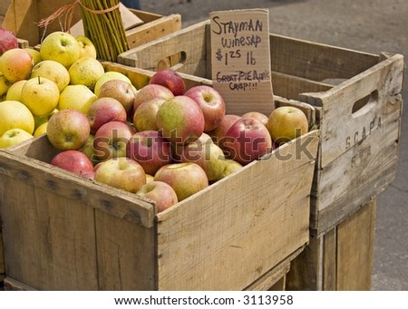 Apples for sale at a farmers\' market at Union Square in New York City.
