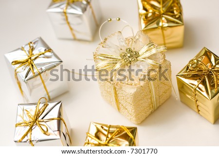 Small boxes with gifts, and the one is special, low DOF