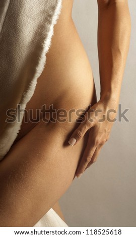 A women hold her Hand on her nude hip