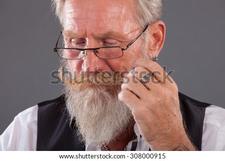 Portrait of a beard man with a long white beard and glasses