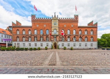 Foto Bild Das Rathaus, Palazzo del Municipio, ist das dominierende Gebäude auf dem Hauptplatz von Triest, der Piazza dell Unita d Italia. Triest, Italien, Europa. Beleuchteter Stadtplatz in der Abenddämmerung aufgenommen.