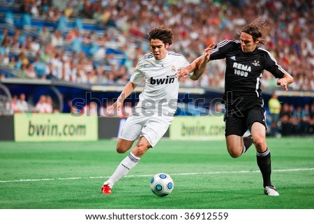 MADRID - AUGUST 24: Kaka (L) of Real Madrid attempts to dribble around a defender during Real Madrid's 4-0 victory over Rosenborg BK in the Trofeo Santiago Bernabeu August 24, 2009 in Madrid.