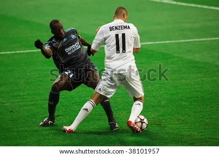 MADRID - SEPT 30 : Karim Benzema (R) tries to beat defender Souleymane Diawara at Real Madrid\'s 3-0 victory over Olympique Marseille in Champions League group stage action September 30, 2009 in Madrid
