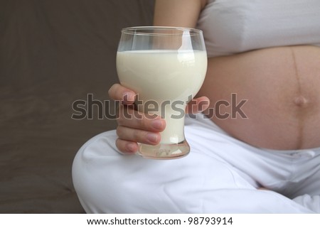 glass of milk and pregnant woman