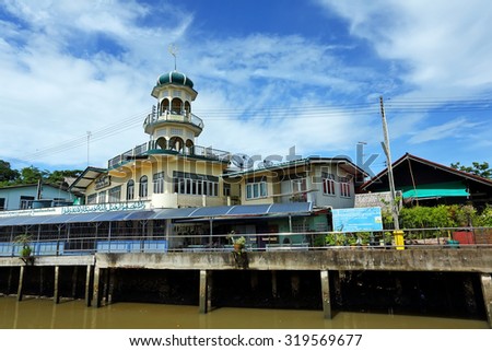 TRAT, THAILAND - JUN 8: Al Kubra Mosque on June 8, 2013 in Trat. Located community residents muslim of Ban Nam Chieow