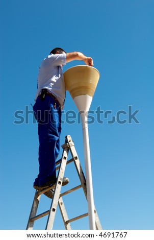 Man changing the lamp