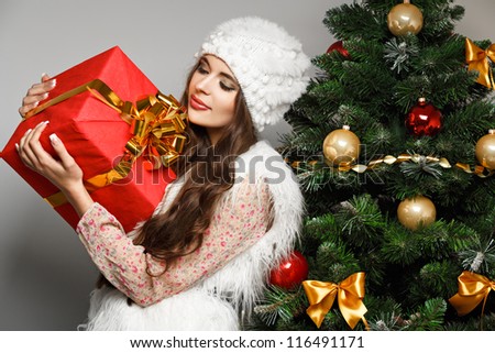 Beautiful  girl  with christmas gift in hand. Christmas concept