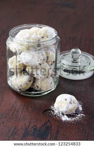 Chocolate snowballs: biscuits with chocolate chips coated with icing sugar