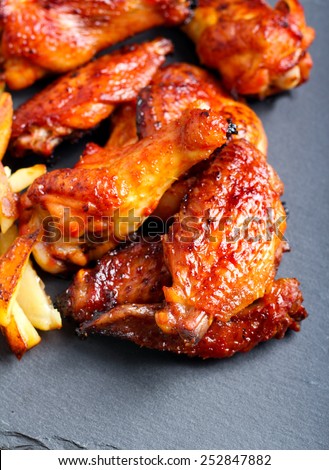 Sweet and sticky chicken wings with chips