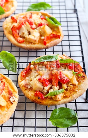 Chicken, red bell pepper and tomato mini pizzas