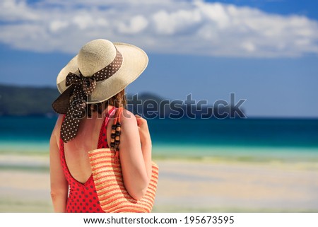 woman with beach bag at the sea, holiday concept