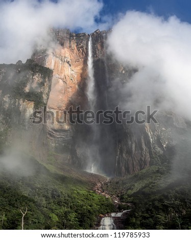 View of the Angel Falls ( Salto Angel ) is worlds highest waterfalls (978 m), Venezuela