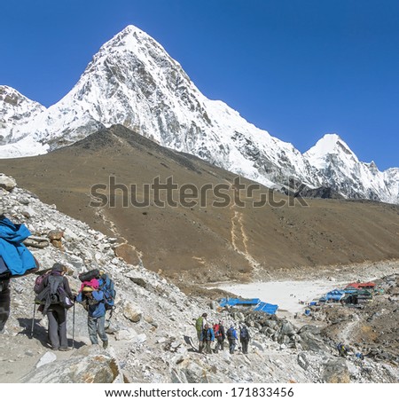 Tourists on the trek at the foot of mount Everest (8848 m) near Gorak Shep village - Nepal, Himalayas