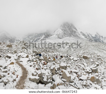 Tourists on the trek to Mount Everest go to the bad weather,  Nepal, Himalayas