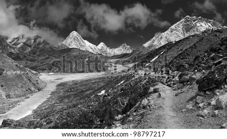 the tourists are on the trail to Everest (black and white) - Nepal