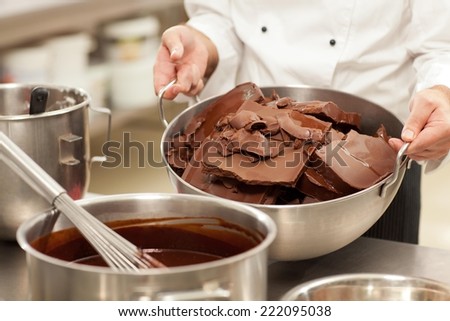 Male chef preparing sweets.