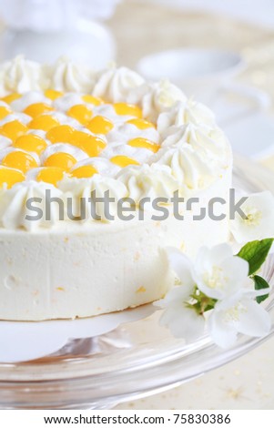 Delicious yogurt cake with oranges and cream