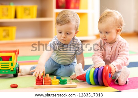 Similar – Foto Bild Zwei lustige Kinder spielen gemeinsam an einem Strand vor einer Meereswelle