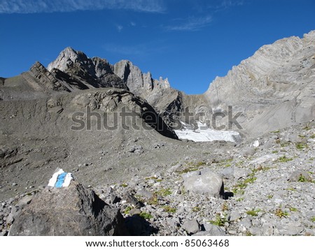 Blue-white sign, signs mountain-path. Mountain-pass named Zeinenfurggel.