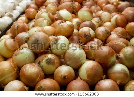 Brown onions and white onions displayed in market