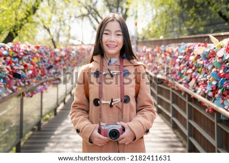 Asian wonan traveler visit Seoul N tower park and enjoy key and lock icom in this point, seoul city, south Korea Foto stock © 