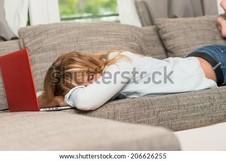 pretty girl fall asleep in front of laptop