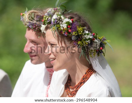 portrait of the newlyweds in traditional russian dress