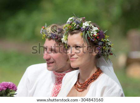 portrait of the newlyweds in traditional russian dress