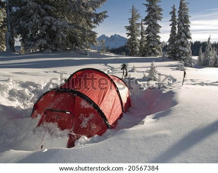 A winter camp in central Oregon with Broken Top Mountain in the background