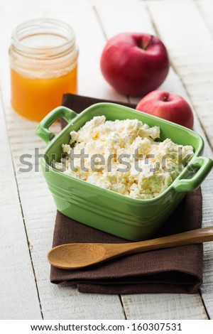 Cottage cheese, apples, honey. Rustic style. Bio/organic/natural ingredients. Healthy eating.