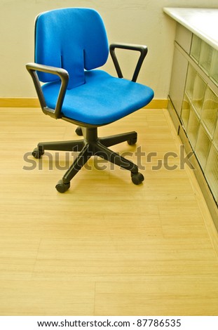 blue arm chair with nobody in office