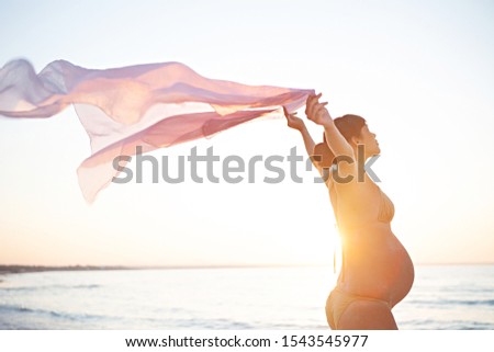 Similar – Foto Bild Reisende Silhouetten betrachten das Meer vom Strand bei Nacht