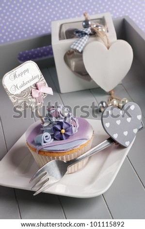 Mother\'s day cupcake in on a dinner tray