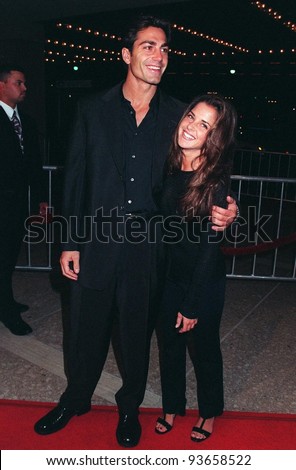 12NOV97:  Actor MICHAEL BERGIN & girlfriend at premiere of  \