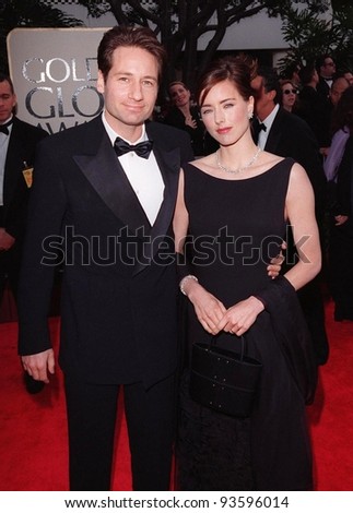 18JAN98:  Actor DAVID DUCHOVNY & actress wife TEA LEONI  at the Golden Globe Awards.