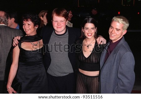 06mar98: Actress Neve Campbell & Mother & Brothers At The Hollywood ...
