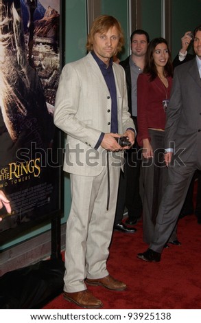 Actor VIGGO MORTENSEN at the Los Angeles premiere of his new movie The Lord of the Rings: The Two Towers. 15DEC2002.    Paul Smith/Featureflash