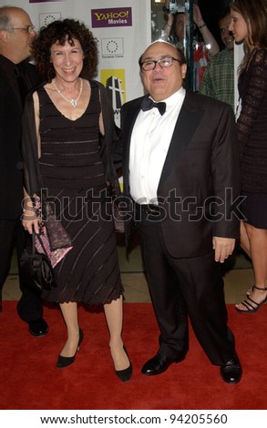 Actor/director DANNY DEVITO & actress wife RHEA PERLMAN at the Hollywood Film Festival\'s Hollywood Movie Awards and Gala Ceremony, in Beverly Hills. 07OCT2002.  Paul Smith / Featureflash