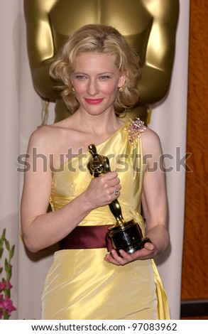 CATE BLANCHETT at the 77th Annual Academy Awards at the Kodak Theatre, Hollywood, CA February 27, 2005; Los Angeles, CA.  Paul Smith / Featureflash