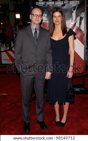Director STEVEN SODERBERGH & girlfriend TV presenter JULES ASNER at the world premiere, in Los Angeles, of his new movie Ocean\'s Eleven. 05DEC2001.  Paul Smith/Featureflash