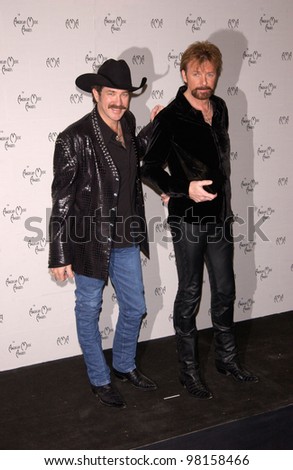 Country singers BROOKS & DUNN at the American Music Awards in Los Angeles. 09JAN2002.    Paul Smith/Featureflash