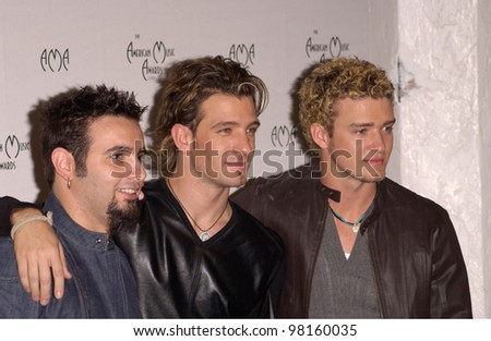 *NSYNC stars JUSTIN TIMBERLAKE, J.C. CHASEZ & CHRIS KIRKPATRICK at the American Music Awards in Los Angeles. 09JAN2002.    Paul Smith/Featureflash
