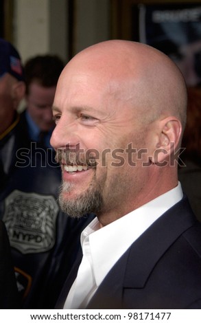 Actor BRUCE WILLIS at the world premiere, in Los Angeles, of his new movie Hart\'s War. 12FEB2002.  Paul Smith/Featureflash