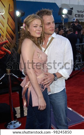 Country singer LEANN RIMES & husband at the Los Angeles premiere of Spider-Man. 29APR2002.   Paul Smith / Featureflash