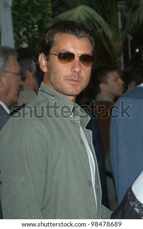 Singer GAVIN ROSSDALE at the world premiere, in Hollywood, of Dr. Suess\' The Cat in the Hat. November 8, 2003  Paul Smith / Featureflash