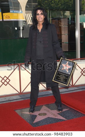 Rock star ALICE COOPER on Hollywood Blvd where he was honored with the 2,243rd star on the Hollywood Walk of Fame. December 2, 2003  Paul Smith / Featureflash