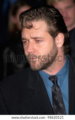Actor RUSSELL CROWE at the Los Angeles premiere of his new movie Proof of Life. 04DEC2000.  Paul Smith / Featureflash