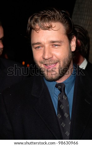 Actor RUSSELL CROWE at the Los Angeles premiere of his new movie Proof of Life. 04DEC2000.  Paul Smith / Featureflash