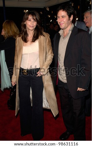 Actress GINA GERSHON & actor boyfriend ROB MORROW at the Los Angeles premiere of Cast Away. 07DEC2000.   Paul Smith / Featureflash